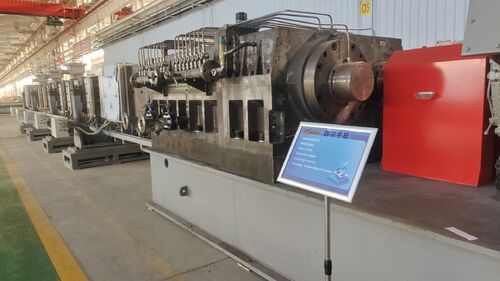 Cuatro granuladores de extrusión de desvolatilización petroquímica ZHP330 ensamblados en el parque de equipos petroquímicos de Lanzhou.